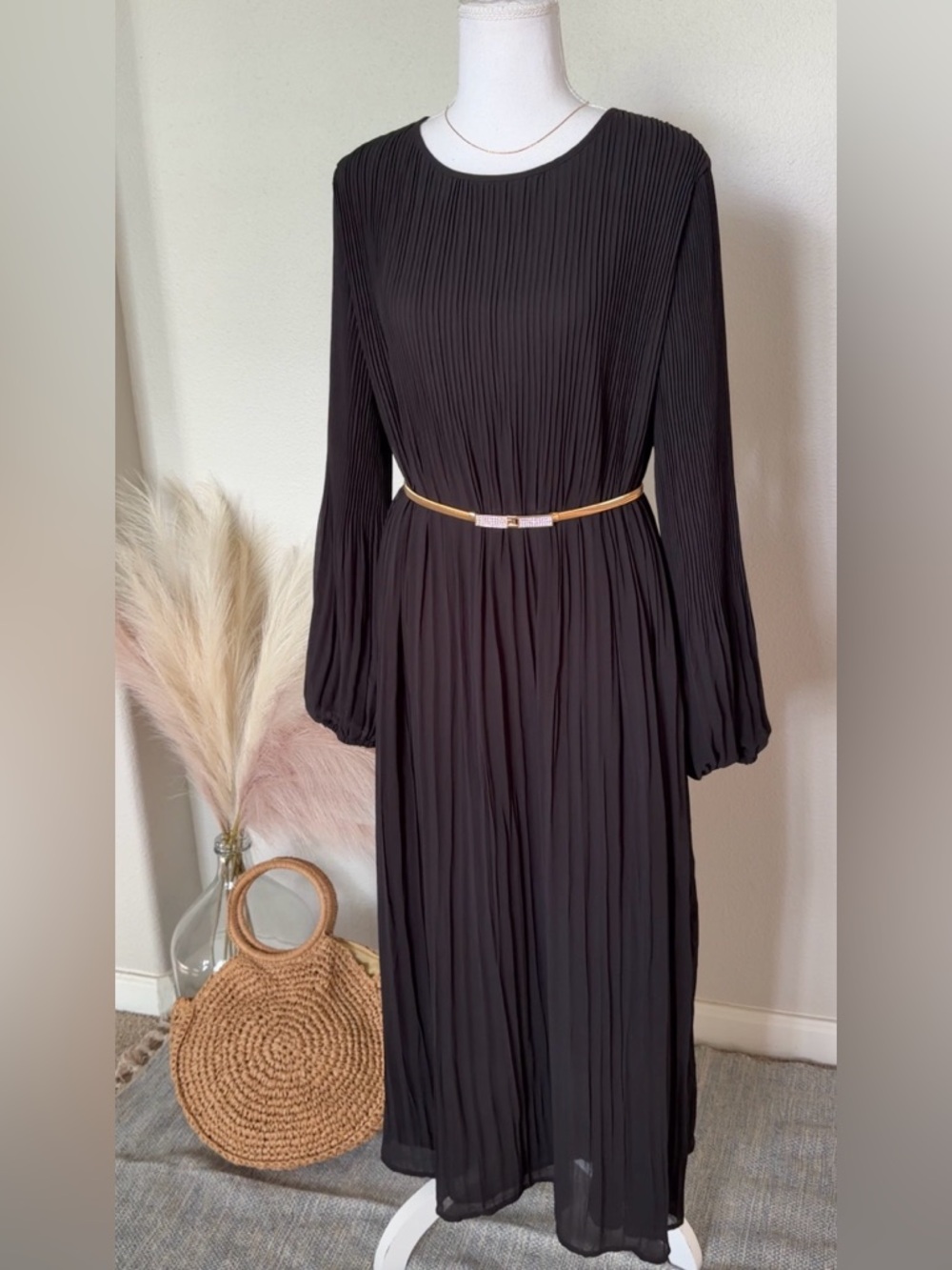NWT Leia n co- Elegant Maxi Black Pleated Long-Sleeve Dress